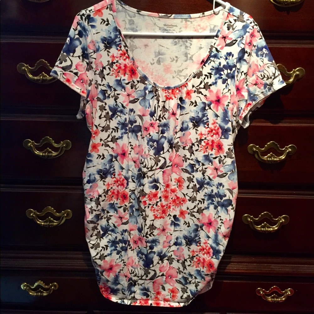 Motherhood Maternity scoop neck side ruched tee
